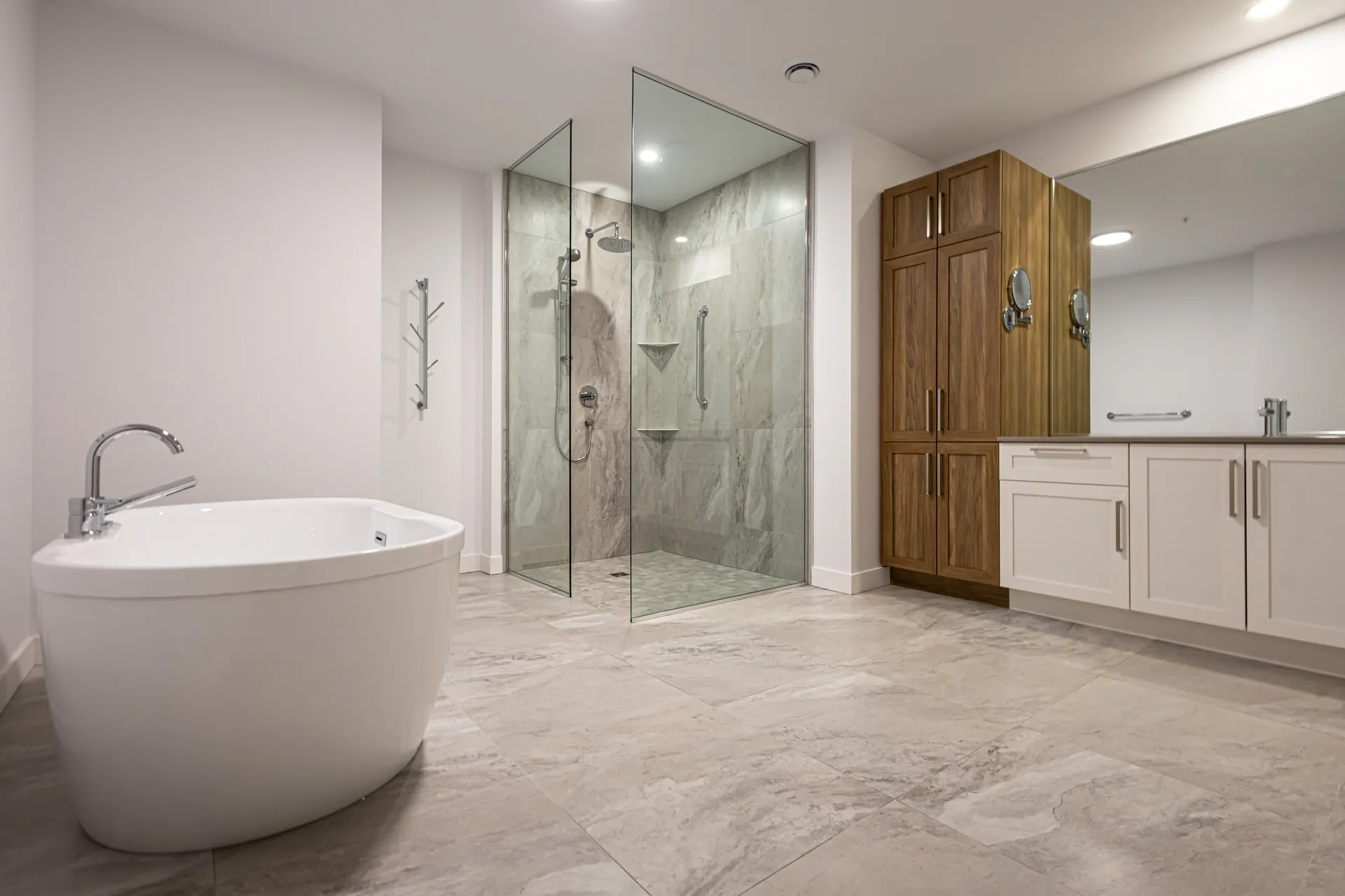 Salle de bain avec bain autoportant et douche vitrée