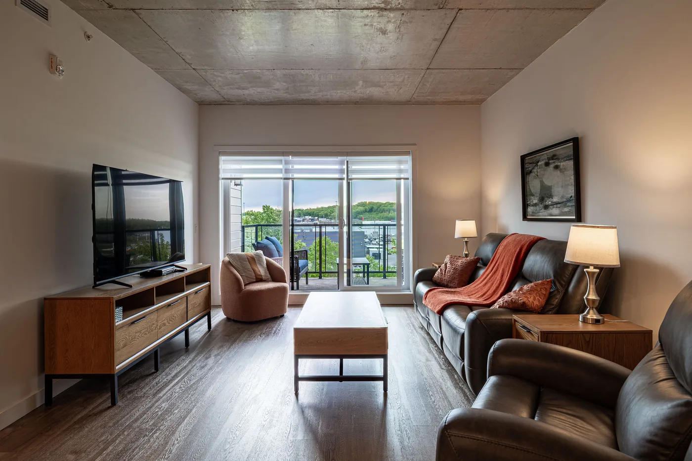 Salon avec accès au balcon